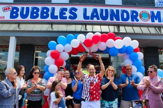 Mr. Bubbles, ‘the Disney World of laundromats,’ opens on Route 1 in West Haven