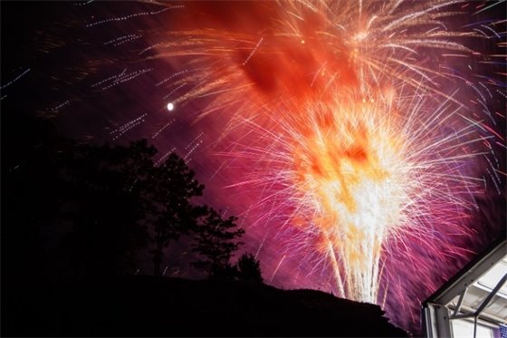 Savin Rock Fireworks Spectacular Dazzles Crowds, Lights Up West Haven Shoreline